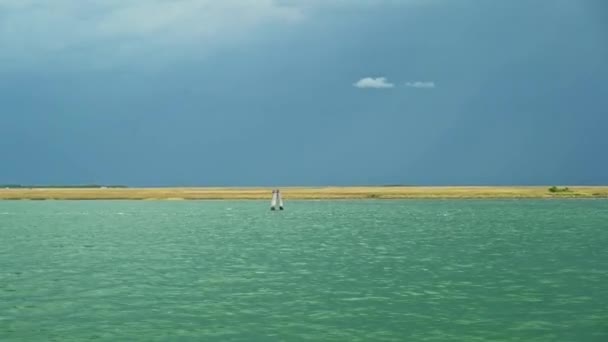 Venezia - 14. července: V reálném čase široký záběr na obzor z pohybující se lodi. Pěkný den na moři v Itálii, 14. července 2019 ve Venezii. — Stock video