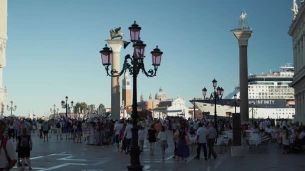 Venezia - 14. juli: weitwinkelaufnahme eines kreuzfahrtschiffes bei der einfahrt in einen venezianischen hafen, 14. juli 2019 in venezia. — Stockvideo