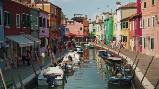 BURANO - JULHO 14: Criação em tempo real de um canal com casas coloridas na ilha de Burano, na Itália. Ilha de Burano é famosa por suas casas coloridas, 14 de julho de 2019 em Burano . — Vídeo de Stock