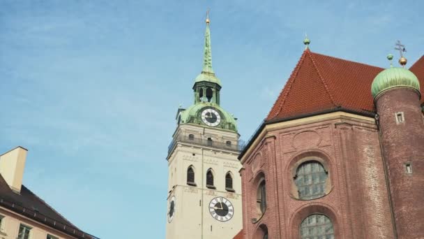 德国慕尼黑- 2019年11月27日：在阳光明媚的日子里，圣彼得斯教堂的左至右平底锅实景拍摄 — 图库视频影像
