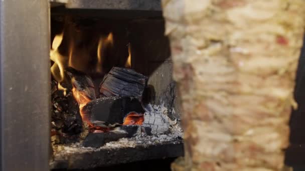 Zblízka ruční střelné uhlí v Shawarma gril stroj a kuře na špejli — Stock video