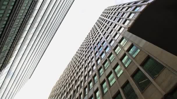 Gimbal pannulla pyöreä laukaus kaksi lasia modernin liiketoiminnan keskuksia suurkaupungissa — kuvapankkivideo