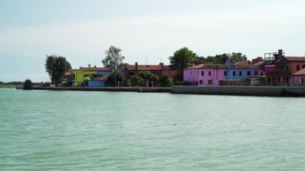 BURANO - 14 LUGLIO: Realizzazione in tempo reale di riprese dall'acqua di case colorate sull'isola di Burano. Burano è famosa per le sue case colorate, 14 luglio 2019 a Burano . — Video Stock