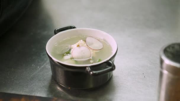 Close up tiro de mão de sopa de decoração chef com um rabanete — Vídeo de Stock