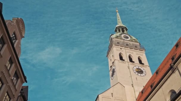 德国慕尼黑- 2019年11月27日，德国慕尼黑：在阳光明媚的日子里，圣彼得斯教堂的左至右平底锅实时中景拍摄 — 图库视频影像