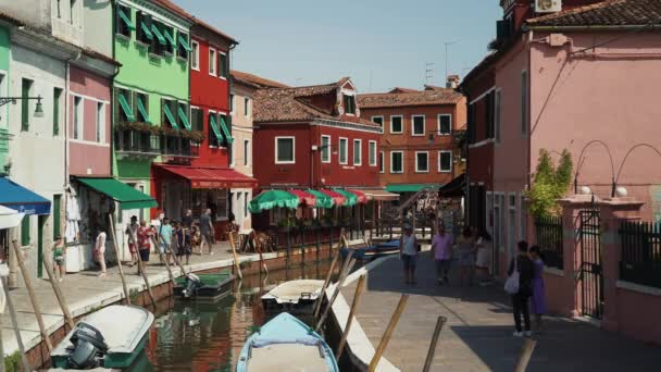 BURANO - 14 JUILLET : Mise en place en temps réel d'un canal avec des maisons colorées sur l'île de Burano en Italie. Burano est célèbre pour ses maisons colorées, 14 juillet 2019 à Burano . — Video