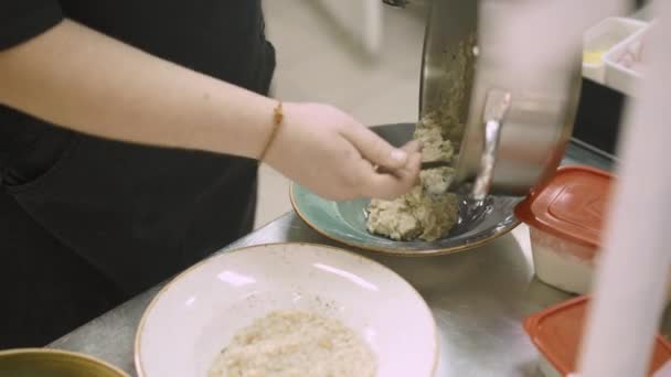 Primer plano de disparo de mano del chef que pone risotto en los platos — Vídeo de stock