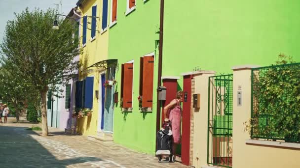 부라노 - 7 월 14 일: 이탈리아 부라노 섬에 화려 한 집들이 있는 거리의 사진을 실시간으로 설치. 부라노 섬은 화려 한 주택으로 유명하며, 2019 년 7 월 14 일 부라노에서는. — 비디오