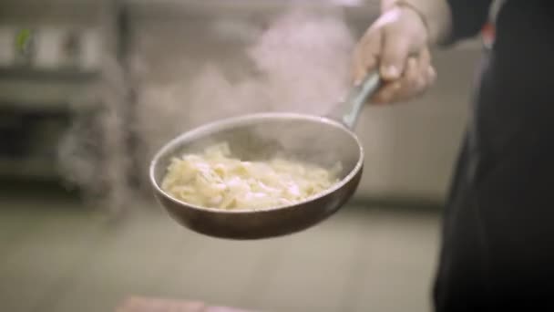 Закрыть в сковороде человека, готового пирожки — стоковое видео