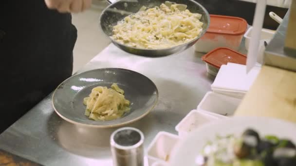 Közelkép az emberről, amint pappardelle-t terít a tányérba. — Stock videók