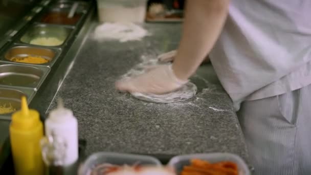 Kook een zwart deeg uit op de kooktafel in het restaurant — Stockvideo