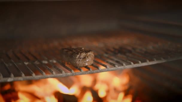 Close-up van geraspte barbecue grill met een enkel stuk vlees — Stockvideo