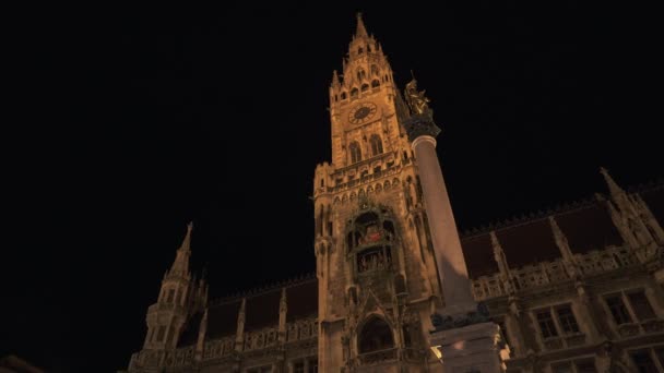 München, Németország - 2019. november 26.: Az Új Városháza éjszakai kilátása a Marienplatz-on Münchenben. Valós idejű felvétel, München, Németország. — Stock videók