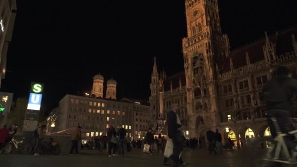 德国慕尼黑- 2019年11月26日：慕尼黑马里恩普拉斯新市政厅的夜景。 左至右平底锅实弹射击，德国慕尼黑. — 图库视频影像