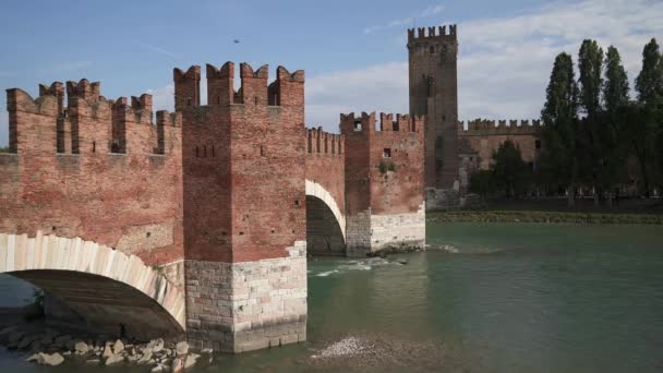 Gimbal πλάνο του γραφικού πανοράματος της γέφυρας Scaliger στον ποταμό Adige στη Βερόνα — Αρχείο Βίντεο