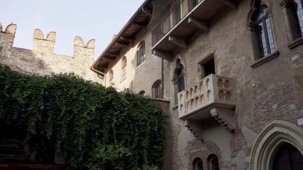 Pan πλάνο του σπιτιού Juliets στην Ιταλία το καλοκαίρι ηλιόλουστη μέρα — Αρχείο Βίντεο