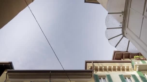 Vista inferior das casas europeias no fundo do céu azul em um dia de verão — Vídeo de Stock