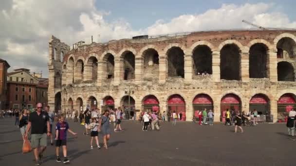 VERONA, ITALIA - JUNIO 2019: Gente paseando cerca de Arena Verona en verano día soleado en Italia — Vídeo de stock