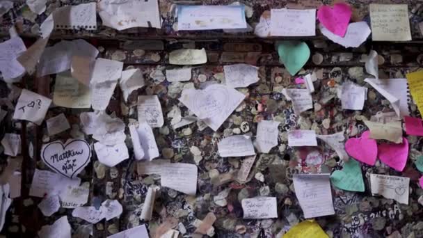 ВЕРОНА, ИТАЛИЯ - ИЮНЬ 2019: маленькие открытки с любящей преданностью на стене Джульетты балкон на стене Ромео и Джульетты, в Вероне Июнь 2019 — стоковое видео