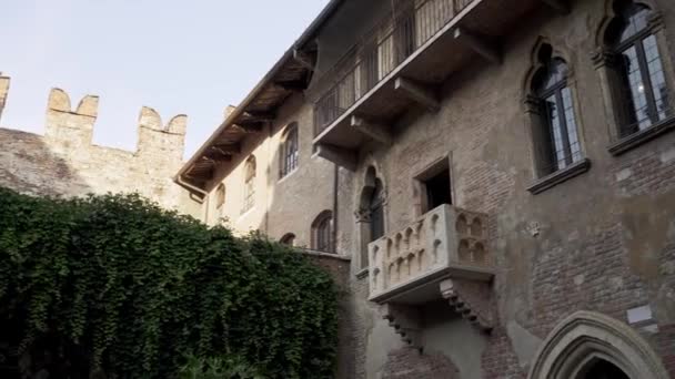 Plan panoramique de Juliettes Balcon en Italie en été journée ensoleillée — Video