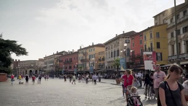 VERONA, ITALIE - JUIN 2019 : Gimbal shot of Verona street city center — Video