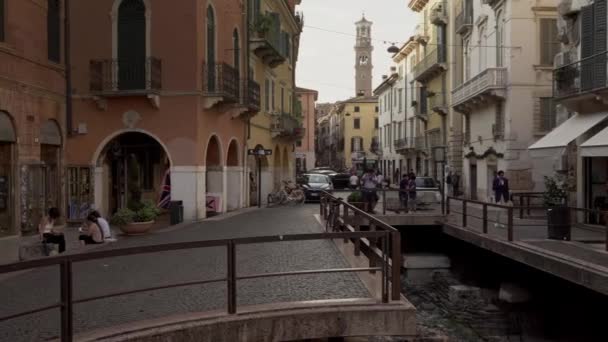 VERONA, ITALIA - JUNIO 2019: Centro de la ciudad de Verona en verano día nublado con gente caminando — Vídeos de Stock