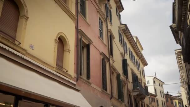 VERONA, ITALY - JUNE 2019: Handheld shot of coloured european walls and windows — 비디오