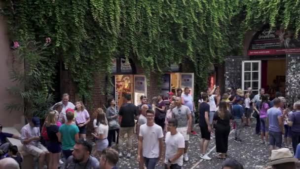 Verona, italien - juni 2019: angeschossen auf menschen in der nähe von juliette haus in italien — Stockvideo