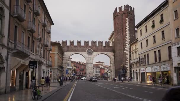Verona, Italië - juni 2019: Handheld foto van poorten in Verona tijdens bewolkte avonddag — Stockvideo