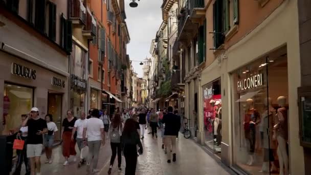 Verona, Italië - juni 2019: Gimbal shot van winkelstraat Via Mazzini tijdens de zomerdag — Stockvideo