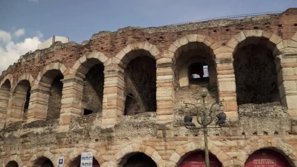 VERONA, ITALY - JUNE 2019: Pan shot of top of Arena Verona in summer sunny day in Italy — Stok video