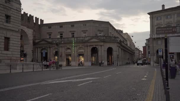 VERONA, ITALIA - JUNIO 2019: Gimbal shot of Verona street city center — Vídeo de stock