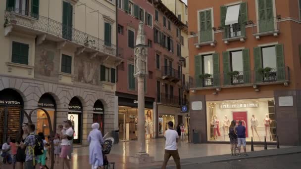 VERONA, ITALIA - JUNIO 2019: Gimbal de Verona centro comercial y columna en la plaza Erbe — Vídeo de stock