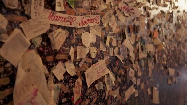 VERONA, ITALIA - JUNIO 2019: tarjetas pequeñas con una dedicación amorosa en la pared del balcón de Julietas en Romeo y Julieta, en Verona junio 2019 — Vídeos de Stock