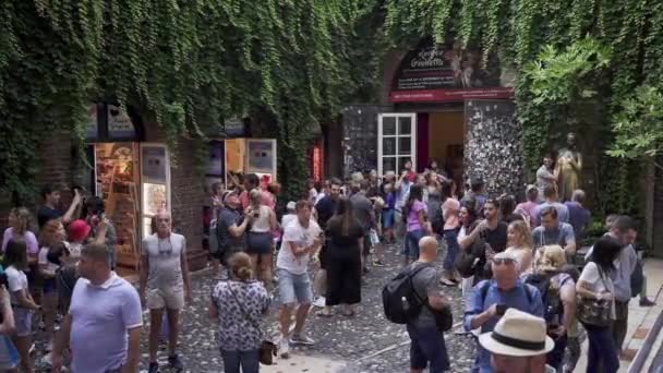 Βερόνα, Ιταλία - Ιούνιος 2019: Κλειδωμένη βολή ανθρώπων κοντά στο Juliette House στην Ιταλία — Αρχείο Βίντεο