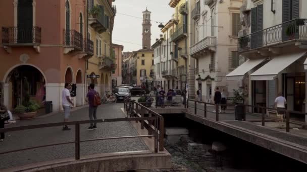 VERONA, ITALY - JUNE 2019: City center of Verona in summer cloudy day with people walking — Stok video
