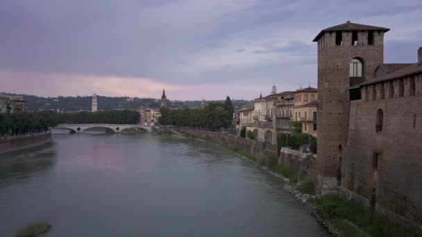 Vista da Ponte da Vitória na cidade velha de Verona — Vídeo de Stock