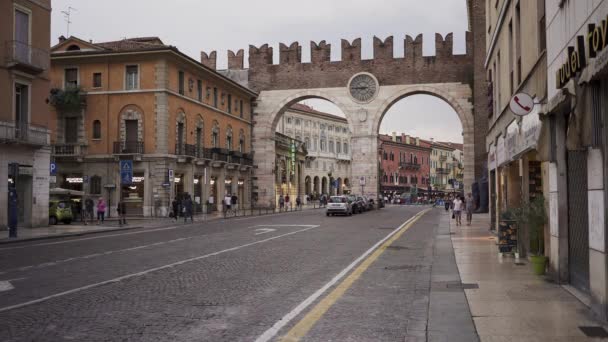 VERONA, ITALIA - JUNIO 2019: Gimbal disparo de puertas en Verona durante el día de noche nublado — Vídeo de stock