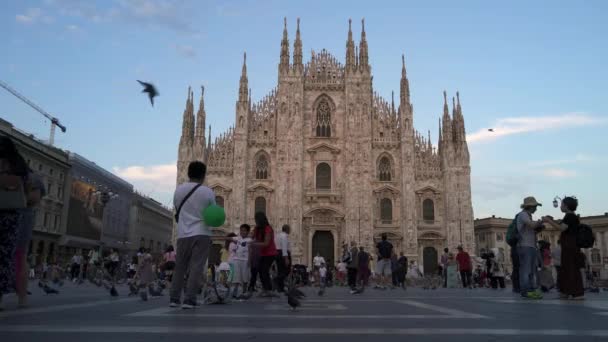 Milaan - 18 juli: Vergrendeld real time vaststelling van schot van mensen die lopen op het plein van de kathedraal in Milaan. Een populaire toeristische plaats van Milaan, Italië — Stockvideo