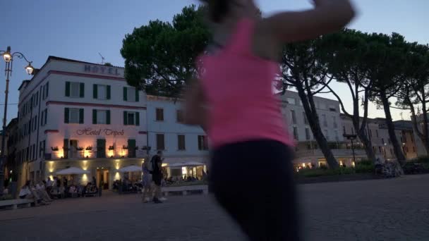 Lago de Garda - 18 de julio: Establecimiento en tiempo real de tiro de las calles de la ciudad en el lago de Garda. Noche en una pequeña ciudad, Italia . — Vídeos de Stock