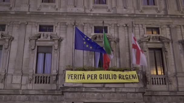 MILANO - 18 LUGLIO: Scatto medio in tempo reale da sinistra a destra di un bellissimo edificio storico in piazza Duomo a Milano . — Video Stock