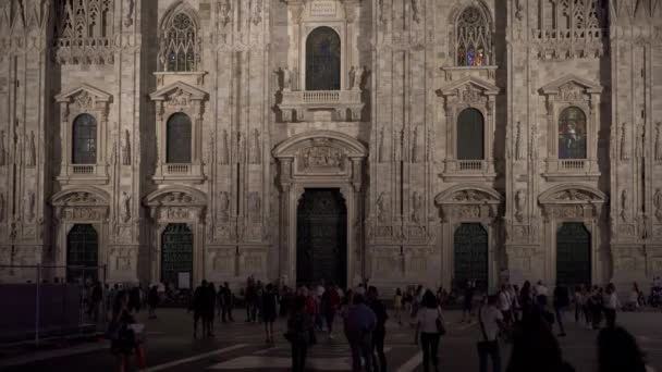 MILÁN - 18 DE JULIO: Encerrado en tiempo real toma media de una catedral de Milán por la noche. Un lugar turístico popular de Milán, Italia . — Vídeo de stock