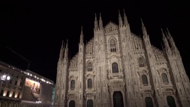 Zleva doprava pan v reálném čase při natáčení milánské katedrály v noci. Oblíbené turistické místo v Miláně, Itálie — Stock video