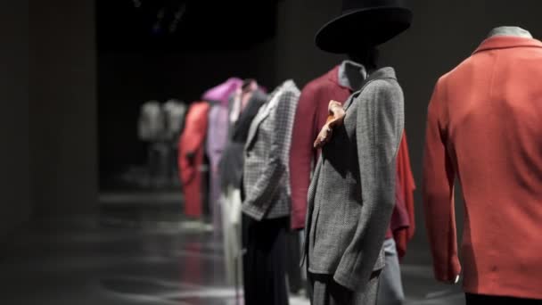MILÁN, ITALIA - JULIO 2019: Pan de izquierda a derecha de la fila de abrigos en el museo Armani Silos — Vídeo de stock