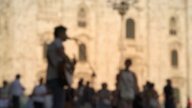 Gimbal, Duomo di Milano 'nun arka planında gitar çalan adamın görüntüsünü bulanıklaştırdı