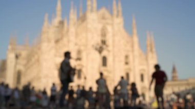 Gimbal, Duomo di Milano 'nun arka planında gitar çalan adamın görüntüsünü bulanıklaştırdı