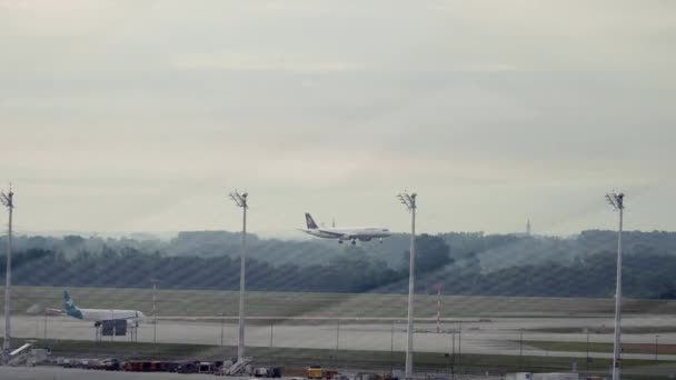 MUNICH, ALEMANIA - JULIO 2019: Lanzamiento manual del avión que aterriza en el aeropuerto de Múnich — Vídeos de Stock
