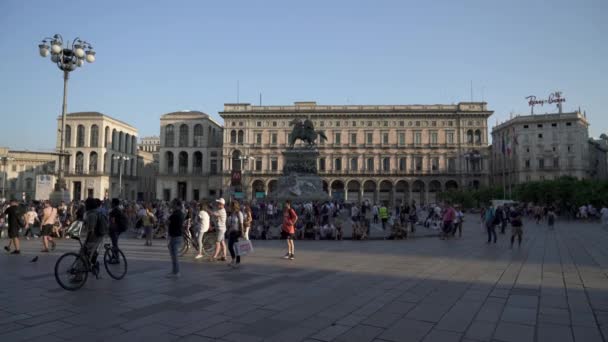 Milánó, Olaszország - 2019. július: Gimlba-felvétel Vittorio Emmanuele szobrairól a Milan Piazza-n — Stock videók