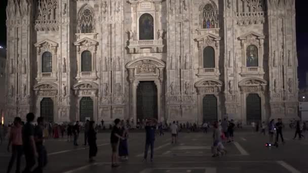 MILAN, ITALY - JULY 2019: Handheld shot of Piazza Duomo with people tourists walking at night — Stock Video