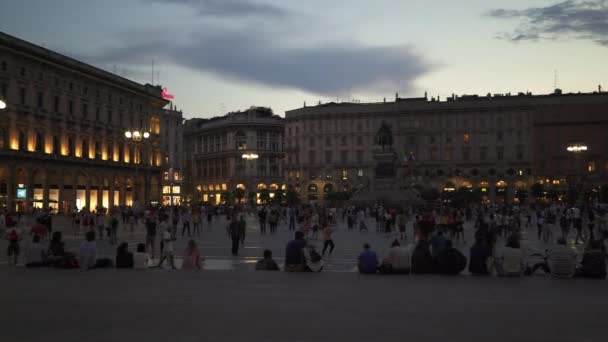 MILÁN - 18 DE JULIO: plano panorámico de izquierda a derecha de la plaza de la Catedral en Milán, 18 de julio de 2019 en Milán, Italia . — Vídeo de stock